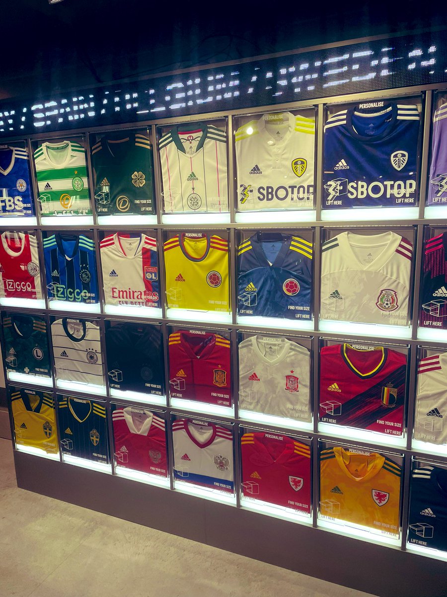 LaursenB's tweet photo. Pretty cool way to display shirts, lift up the front and all the sizes behind https://t.co/bhl2W8oN6h