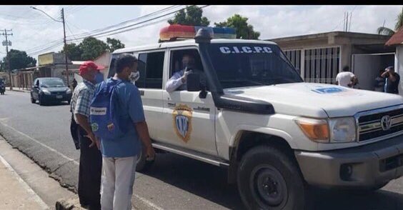 cicpc347's tweet photo. Funcionarios de la Delegación Municipal Pariaguán presente en las calles, a fin de concienciar a la población sobre la medidas de Prevención del COVID-19. #Cicpc https://t.co/AiT3jjeEmd