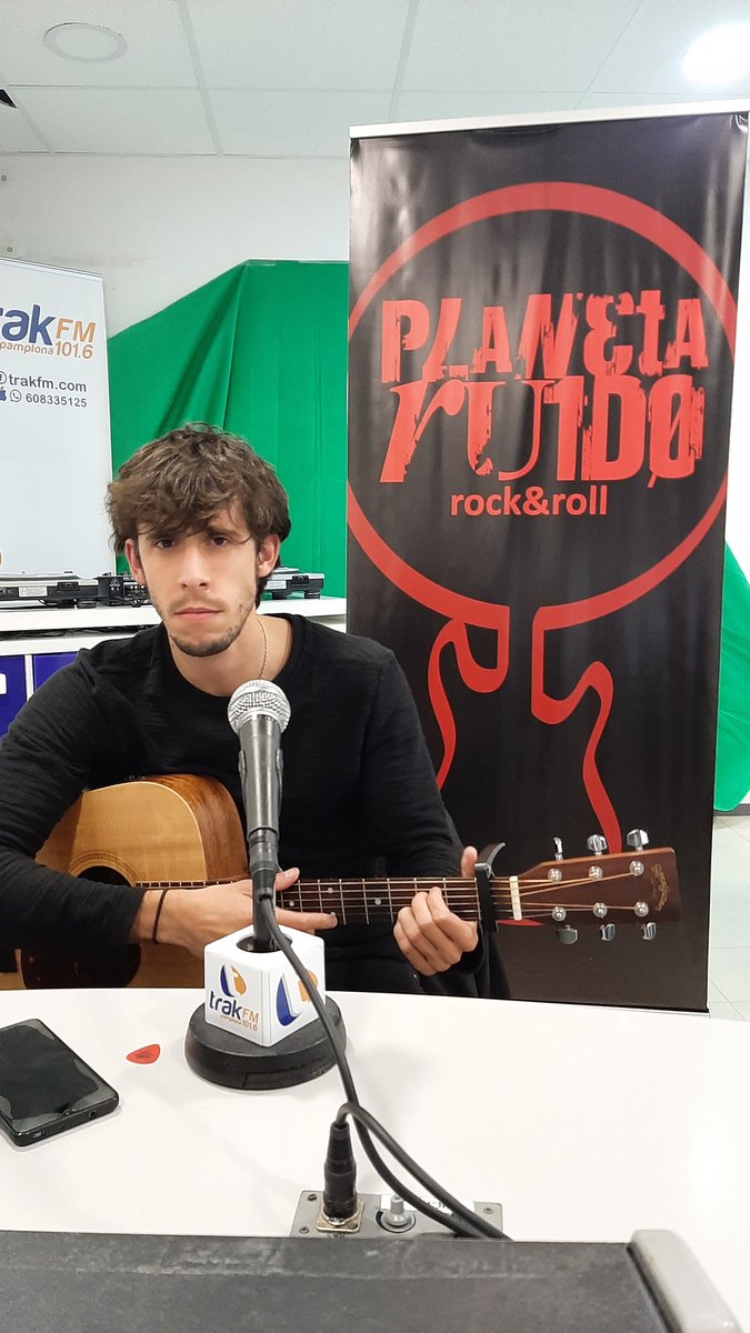 RuidoPlaneta's tweet photo. Ya estamos charlando con @JROBLESIZU en directo. Puedes verlo en streaming en nuestro Facebook o en Trak FM online o el 101.6FM https://t.co/IVGqTQfOPY