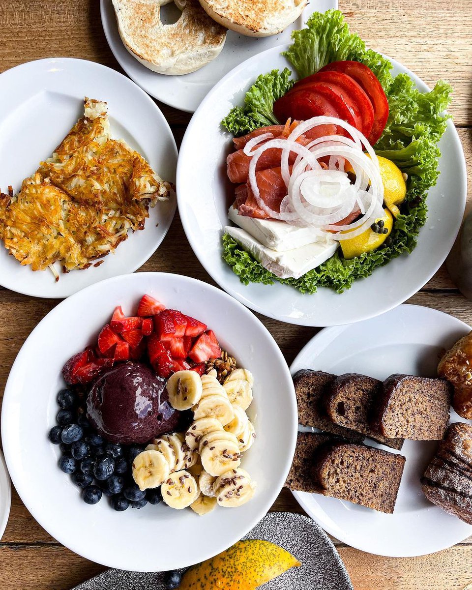 From freshly baked banana bread, local fruits, and a variety of hot selections, starting the morning at Manta is always a great idea 🍌🍞✨
📷: @emmyrener