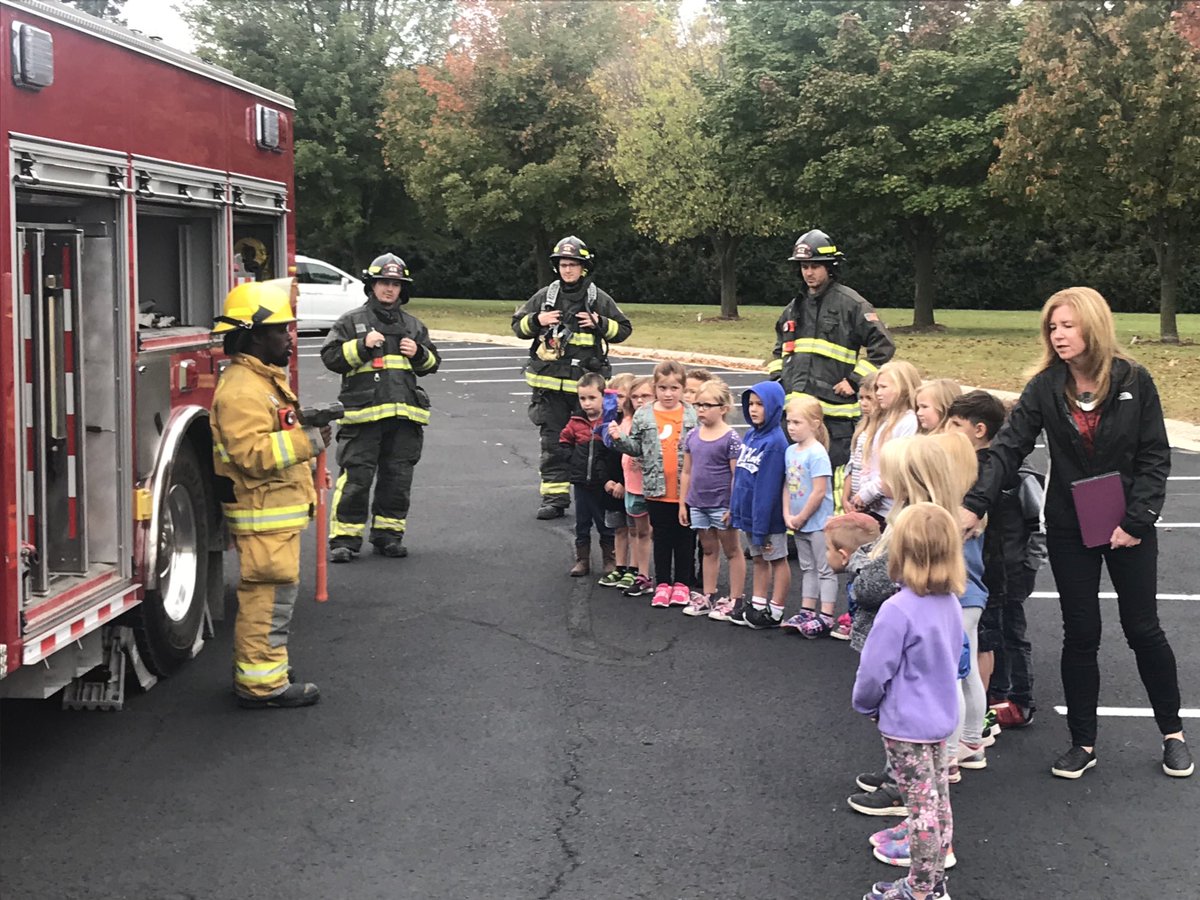 DouglasASickles's tweet photo. Shout out to the Cresco Fire Department for educating the Crestwood Elementary students! ⁦@HowardWinnCSD⁩ #CrescoFireDepartment https://t.co/wgN2L1XNQ8