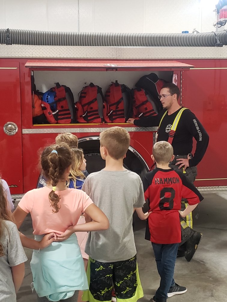 DouglasASickles's tweet photo. Shout out to the Cresco Fire Department for educating the Crestwood Elementary students! ⁦@HowardWinnCSD⁩ #CrescoFireDepartment https://t.co/wgN2L1XNQ8