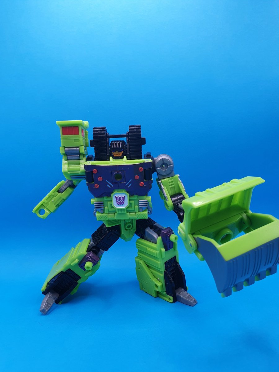 jordicas19's tweet photo. Energon Steamhammer!
Big, green and awesome!
#transformers https://t.co/wAhJpg7OuN