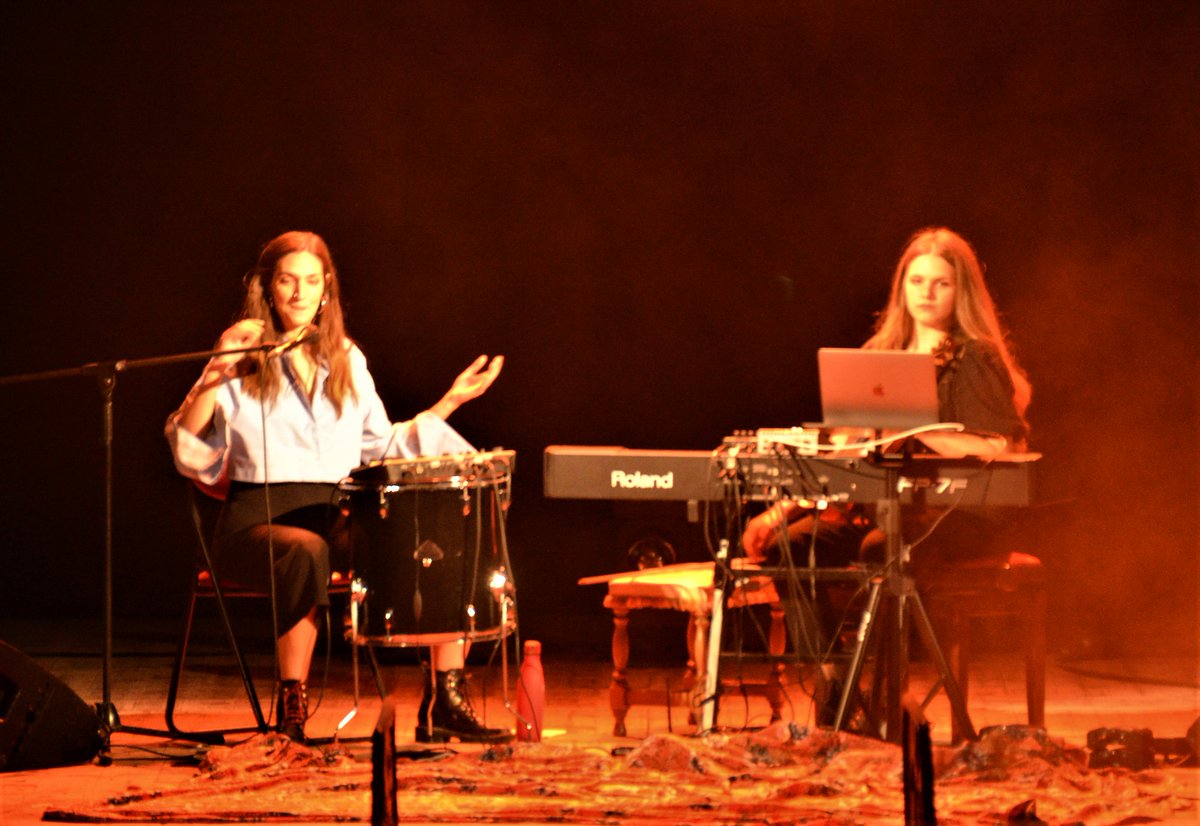 AjuntaMartorell's tweet photo. 🎹🎻Racons del Vimart amb Ölivia Musyk, aquest vespre a El Progrés. Piano, violi i veu, un homenatge a la senzillesa, un recorregut de la vida a la mort amb la vinya com a fil conductor. #FestaRoser https://t.co/xPZofk8fUt