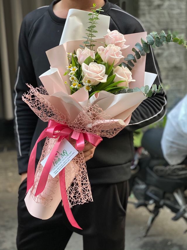 ☁️ ·̩͙✧  #Rolbandchella21

🎡

—Había asistido al show del grupo de <a href="/KimHyeLxve/">Love❀̥˚</a> para darle apoyo, y cuando finalizó usó su pase de artista para ver a la chica en backstage y darle unas flores como felicitación por su gran trabajo.—