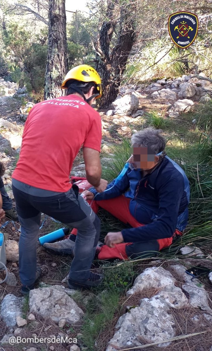 BombersdeMca's tweet image. Rescat d’un home de 60 anys amb mal de pit al pas d’en Bartomeu. Porteig amb llitera  fins al Coll de sa Batalla, on  els sanitaris @SAMU061IB han confirmat que es tractava d’un infart.