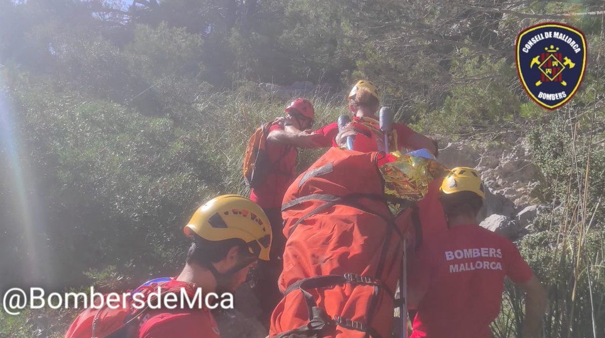 BombersdeMca's tweet image. Rescat d’un home de 60 anys amb mal de pit al pas d’en Bartomeu. Porteig amb llitera  fins al Coll de sa Batalla, on  els sanitaris @SAMU061IB han confirmat que es tractava d’un infart.