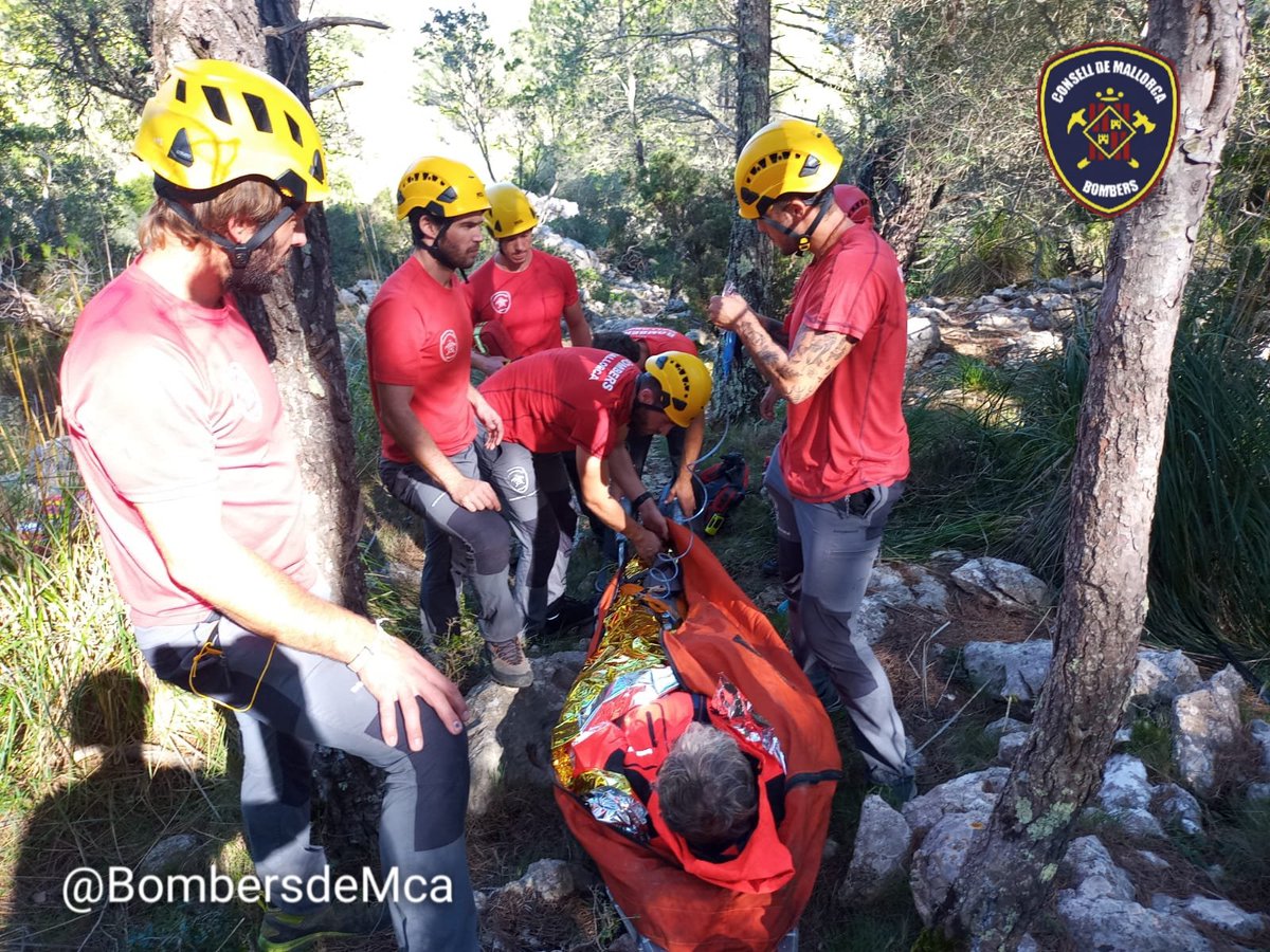 Rescat d’un home de 60 anys amb mal de pit al pas d’en Bartomeu. Porteig amb llitera  fins al Coll de sa Batalla, on  els sanitaris <a href="/SAMU061IB/">SAMU061 IllesBalears</a> han confirmat que es tractava d’un infart.