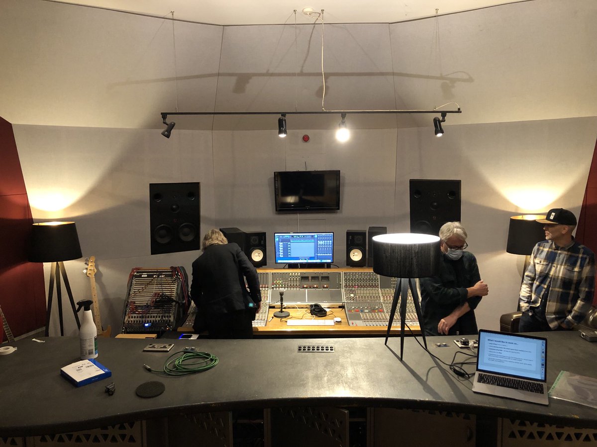 LlionRobertson's tweet image. ⁦What a way to start the @FocusWales week!⁩ #productionworkshop ⁦@cianciaran⁩ ⁦@AndyJonesHQ⁩ 🎤🎧🥁🎻🎹🎶