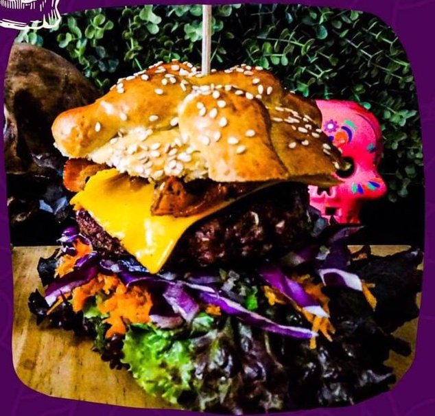 MarkRuido's tweet photo. #BegoEnConvoy
Y que opinas de nuestra hamburguesa @irabegoira, así la preparamos en @19_40cafe por temporada, y sabe uff https://t.co/x8Aqs89IKQ