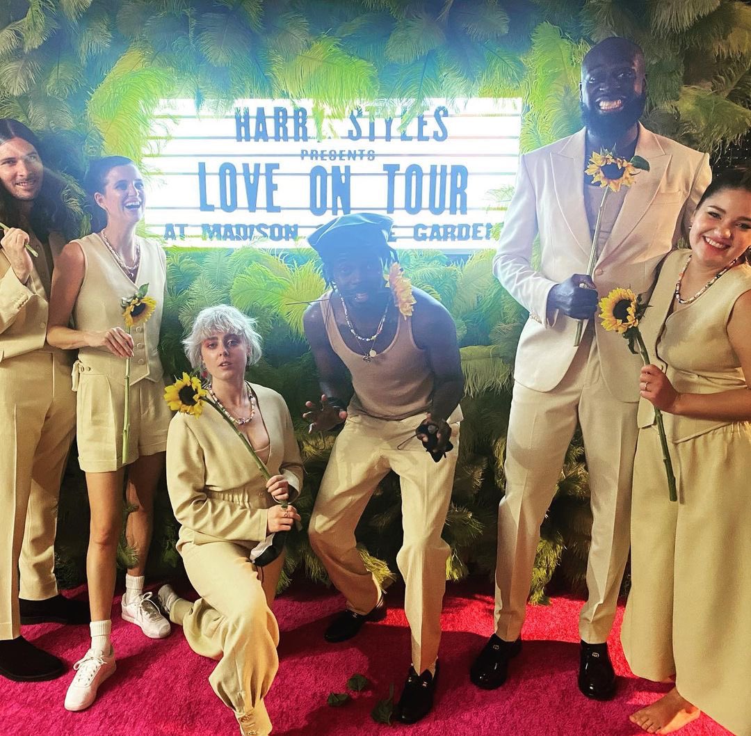 HLDTour's tweet photo. 📸| Harry's lovely band backstage at Madison Square Garden. #LoveOnTourNYC 

via copacetic.collective https://t.co/fZwIJ9awjY