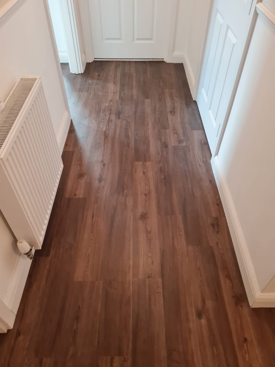 Simplefloorsuk's tweet photo. One of today’s installations of @j2flooring RT03 Brushed Walnut to a living/kitchen and hallway in Wallington. #flooring #wallington #lvt #walnut #simplefloorsuk https://t.co/q6j6eUqpx4