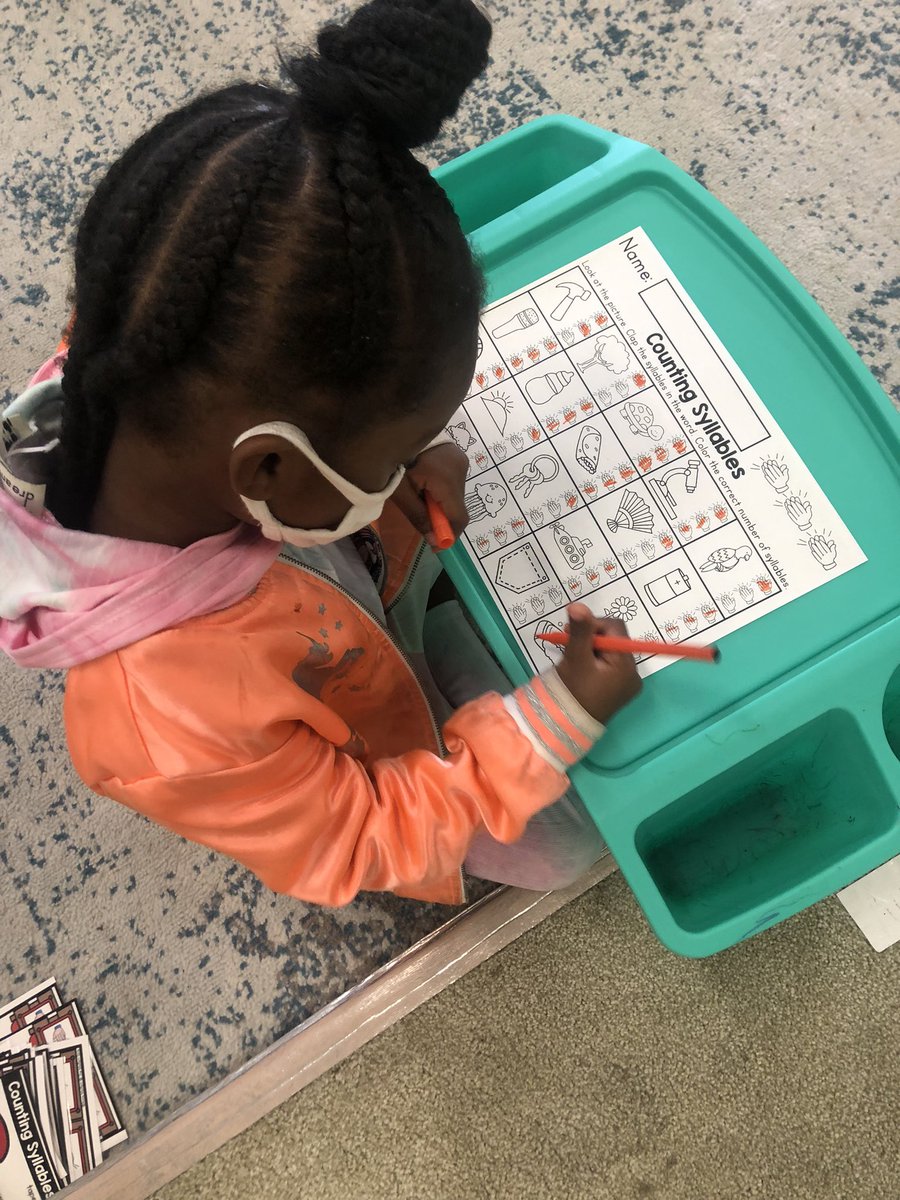 Working at Literacy Stations! “Literacy is a journey, not a race.” -Bonnie Hill Campbell <a href="/RichlandTwo/">Richland School District Two</a> @Killian_STEAM <a href="/franklinscsu/">Stacey Franklin</a> @gore_mgore @PaigeMaloneKES