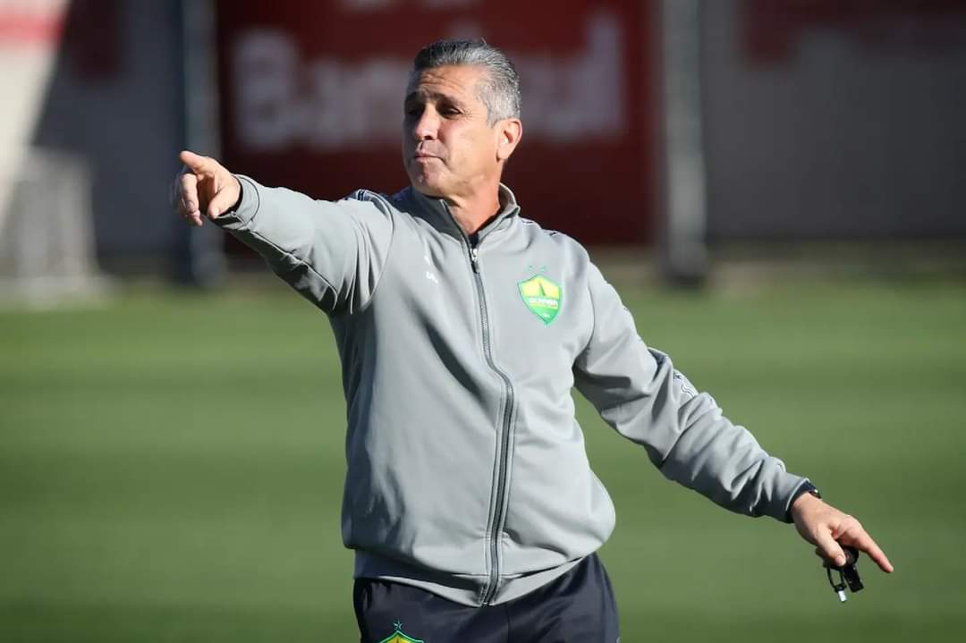 Técnico Jorginho comanda o último treino do Cuiabá antes do duelo em Porto Alegre. Foto:  AssCom Dourado