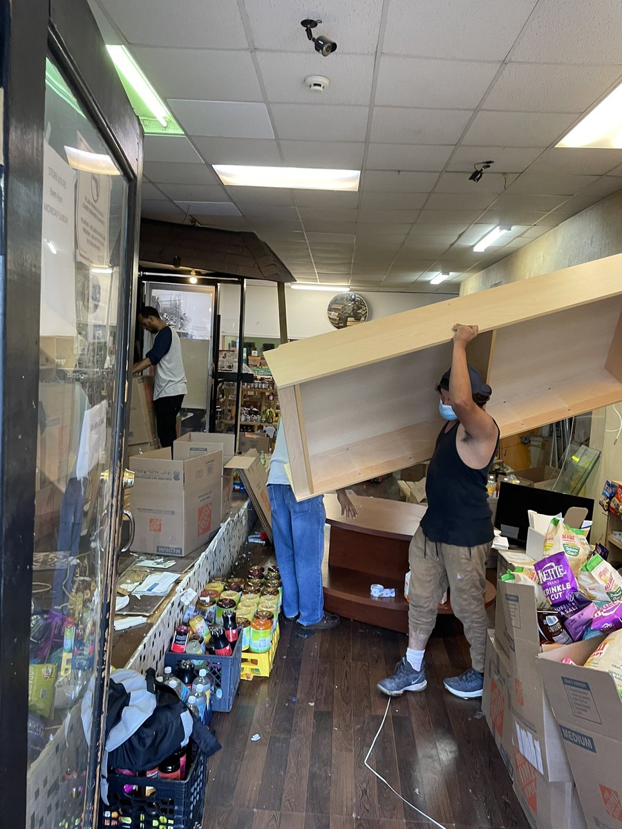MrSlanMan's tweet photo. @PoPville Kaza Corner Store &amp; Cigar Shop is closing https://t.co/x2KBgPZGcw