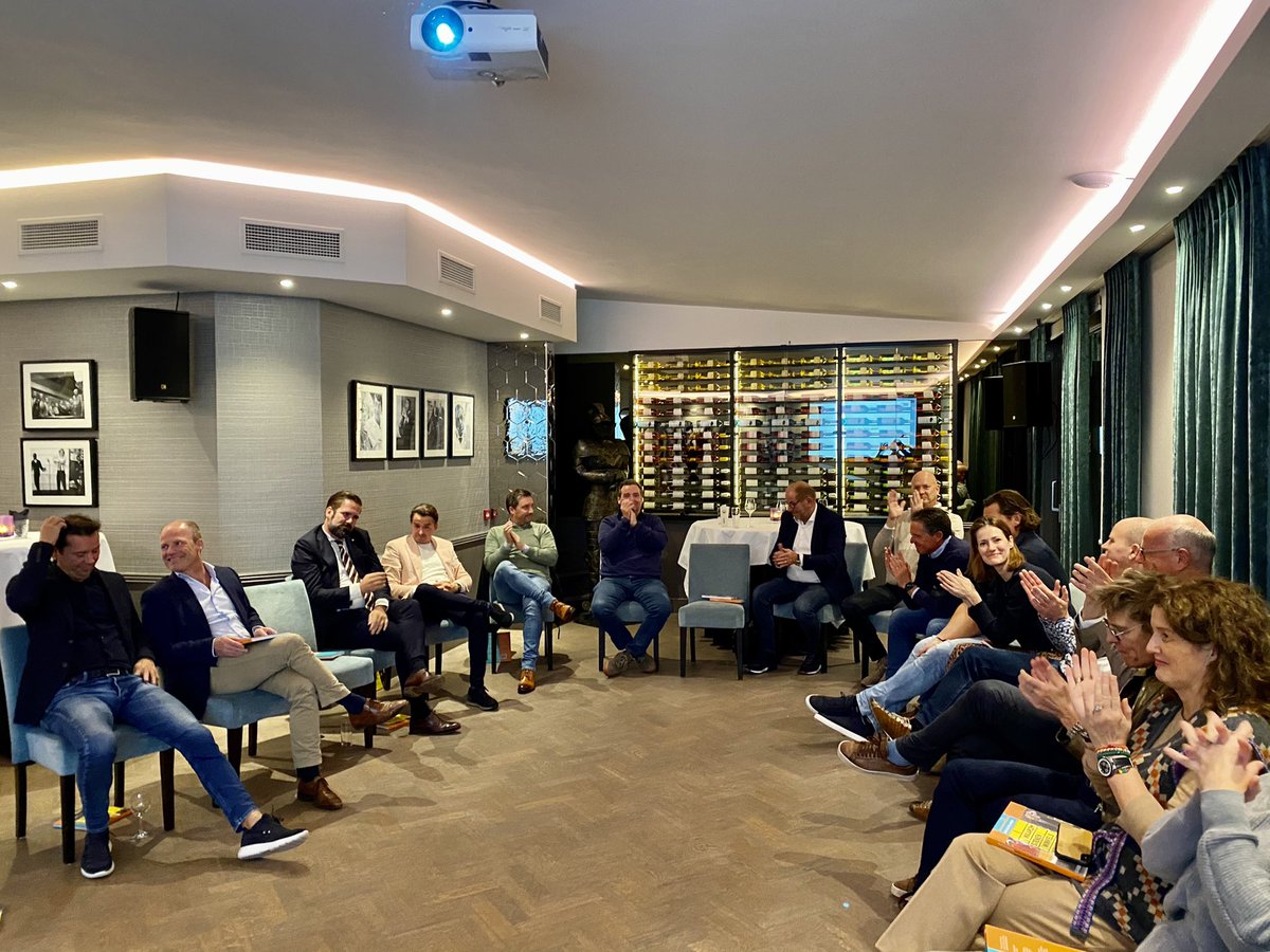 hansvantelling's tweet photo. Presentatie ‘Waarom Stenen Winkels Winnen’ aan ‘HLS, Huid, Leder en Schoenen’. Schoenenretailers én vertegenwoordigers van de gehele ‘schoenenketen’. https://t.co/DZfx8YbTm4