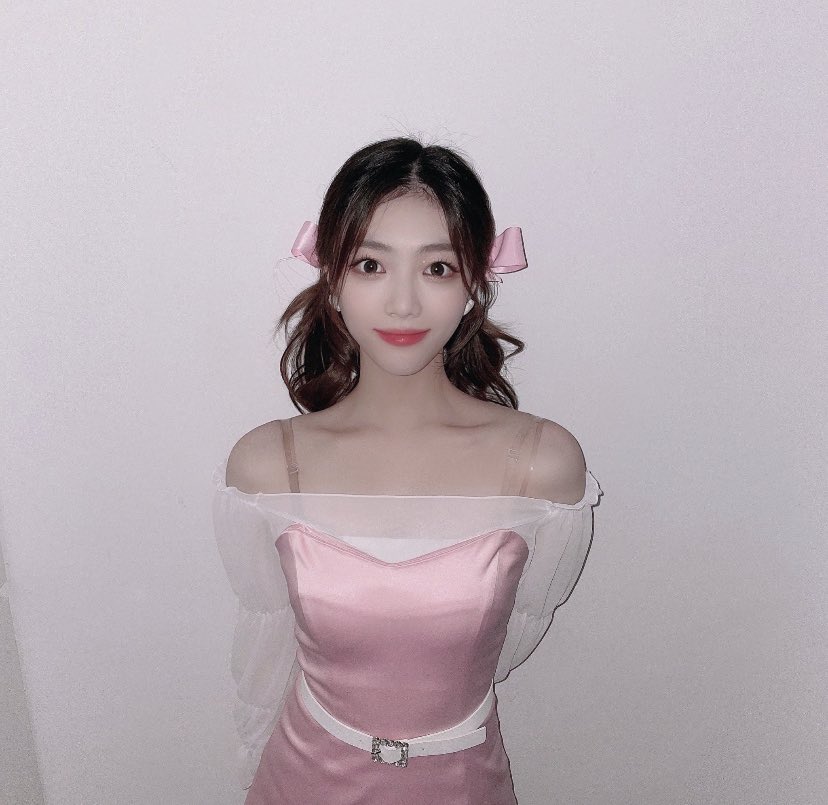 haneulzones's tweet photo. barbie girl 🎀 https://t.co/i7F3KaIC5R