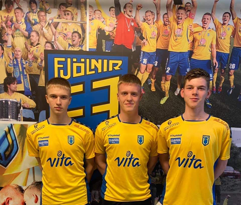 Knattspyrnudeild Fjölnis samdi í kvöld við þrjá unga og efnilega leikmenn. Árni Steinn Sigursteinsson (f. 2003), Daníel Ingvar Ingvarsson (f. 2004) og Óskar Dagur Jónasson (f. 2005)

#FélagiðOkkar