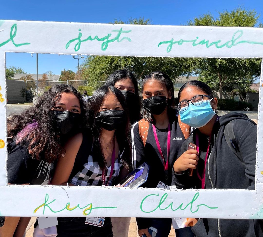 keyclub's tweet photo. Members across the globe are putting in the work to recruit new members! For all our new members out there, tell us why you joined Key Club! 😍 Comment below ⬇️ or tag us in your Instagram story! 

#JoinKeyClub 🔑 📸 : @marinakeyclub @ghchskeyclub @lelandkeyclub @vaas_keyclub https://t.co/48jK9H2t1c