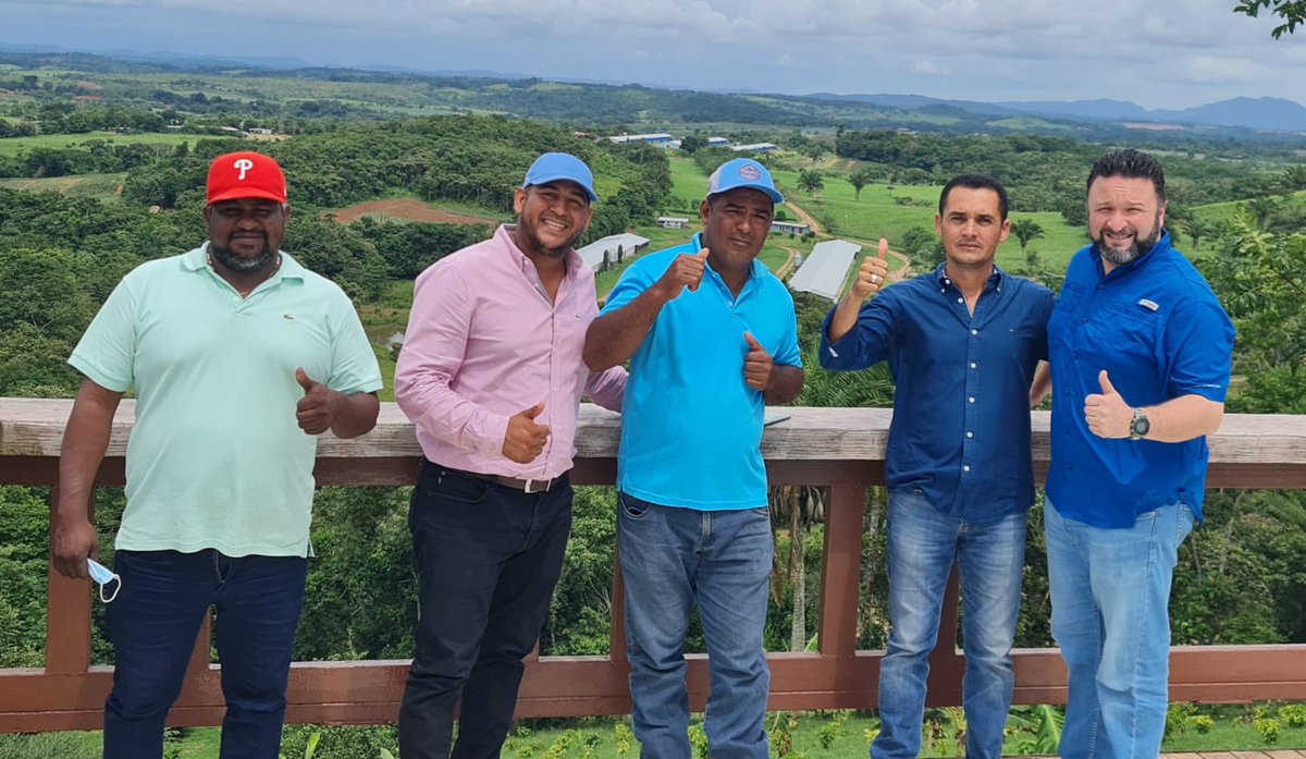 somosrmpa's tweet photo. Vice Pte de Realizando Metas @fameglio se reúne con Ptes de Asoc de Productores de Piña de La Chorrera:
Herlin Quintero por APROEXPIZA y Severo Ríos, por APLACH; Cristian de la Cruz, Vice Pte de APROEXPIZA y Eduardo Bohorquez, asesor; abordaron problemas del sector agrop piñero https://t.co/IC9MH9Q3QP