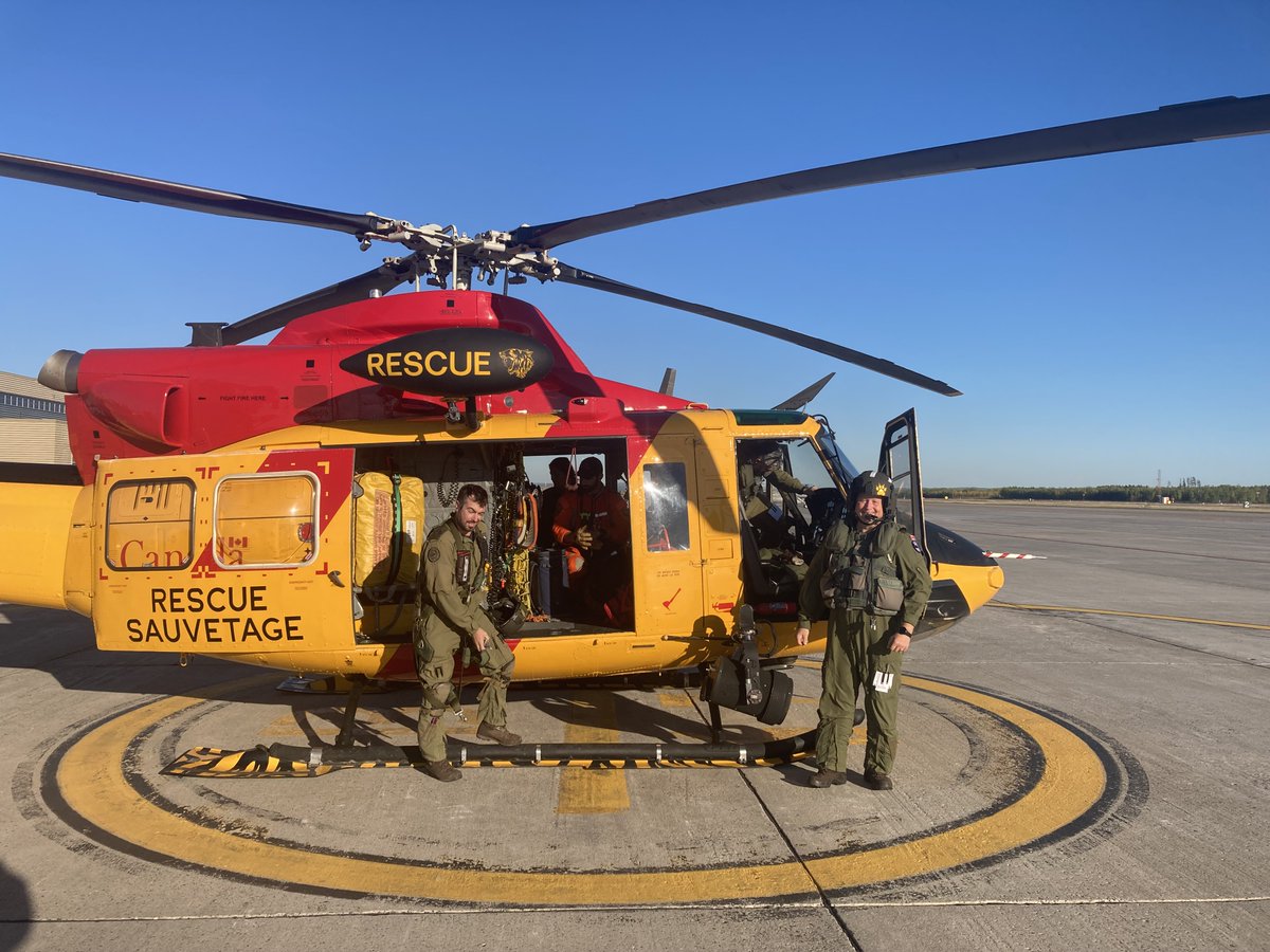 JRCCTrentCCCOS's tweet photo. Au cours de la nuit, l’#Esc439 @OperationsARC a assisté la @sureteduquebec en recherchant et trouvant un chasseur qui était porté disparu près de Parent, Qc. Le CH146 🚁a évacué le chasseur et l’a transporté en lieux sur à Mont-Laurier. #Sauvetage! #Tigre #Esc444 https://t.co/dQnQv0YR7B