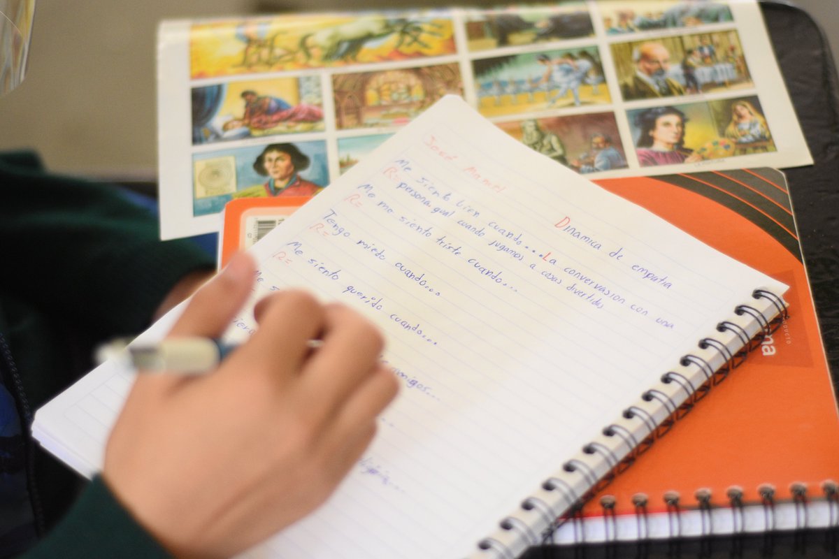 DIFIrapuato's tweet photo. A través de nuestra coordinación de Guanajuato Vive en Entornos Saludables, realizamos acciones en escuelas a favor de niñas, niños y adolescentes para prevenir el suicidio. https://t.co/Ory4TdncOL