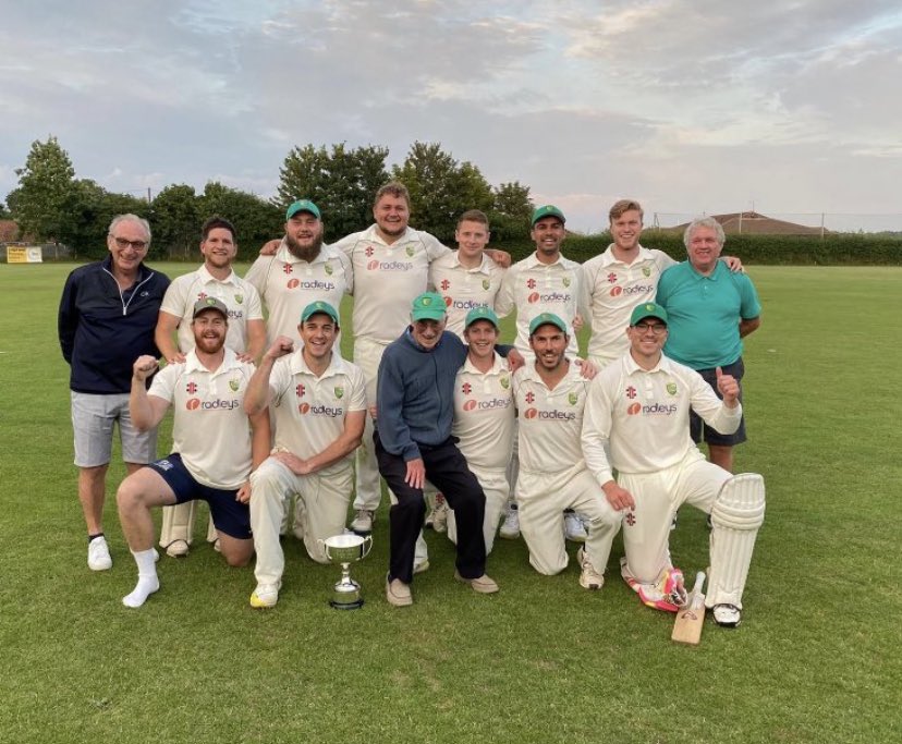 farnham_cricket's tweet photo. 2021 was a fantastic year for Farnham winning both of the cups and finishing 4th in the league! However as we are a small club new players are always welcome! If you fancy playing in 2022 please get in touch! https://t.co/rVd69TDzcq