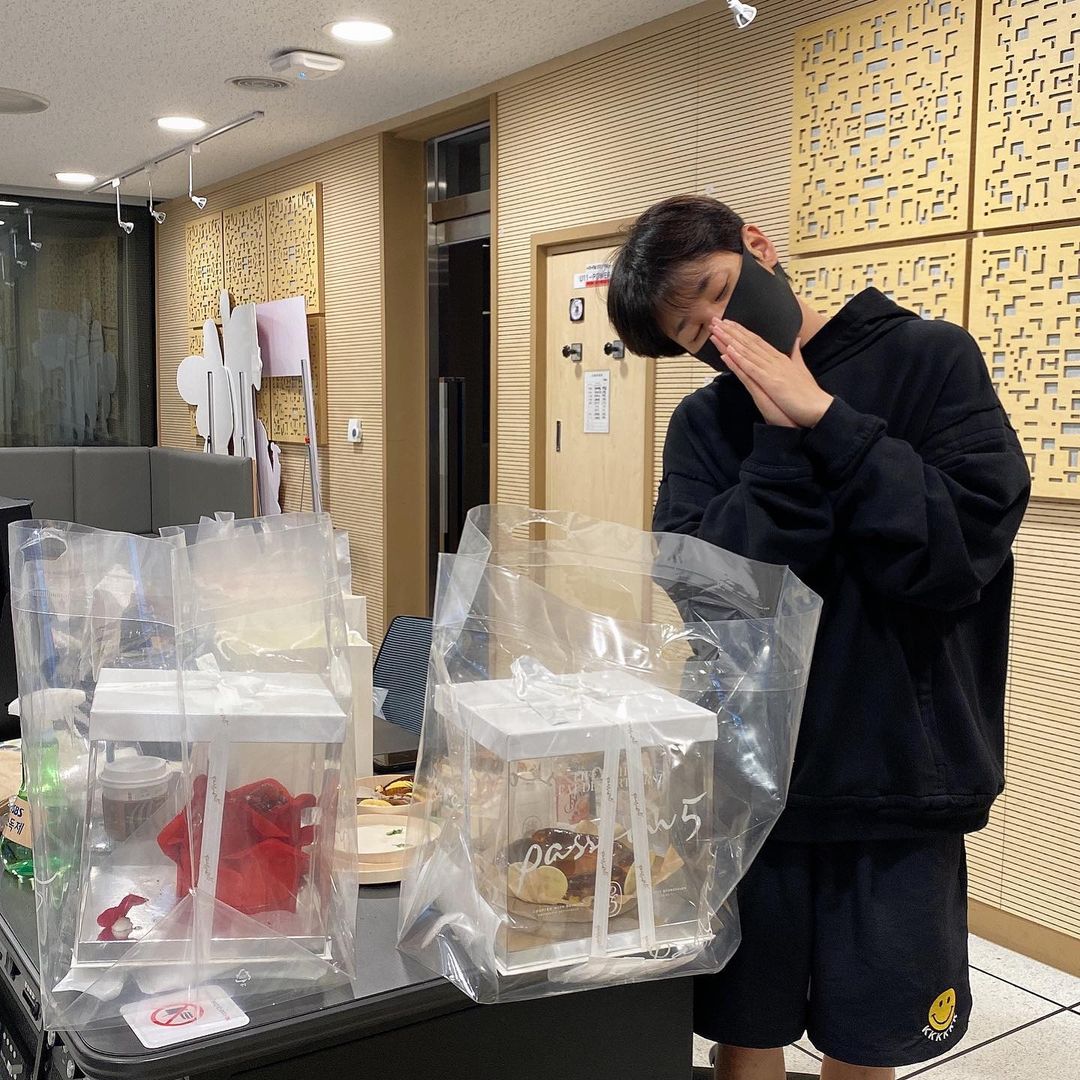 dindinph's tweet photo. [10521] 

@dindin_musichigh IG Update 

#DinMuHa 

#MusicHigh 400th day anniversary.
Gifts from fans 💚💛❤️
Thanks to you, DJ Dindin is happy today.🎂 

#4000th day #4000th day •••
Let's stay together 😘🤙 

Today's friends are watching #Radio.
#Comecheckattendance😚 https://t.co/avhYdYD6Lm