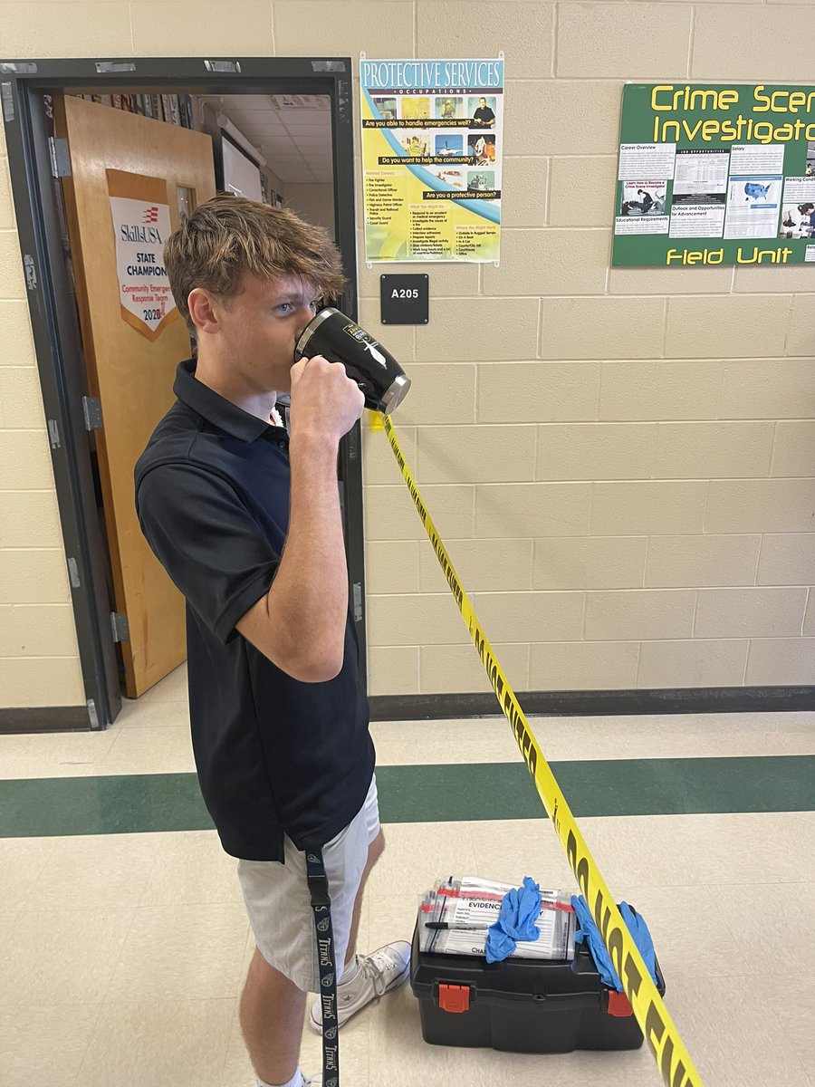 Criminal investigations and Forensics investigating a mock crime scene in class today. @CLHS_Principal <a href="/canyonlakehs/">CanyonLakeHS_Hawks</a> <a href="/Supt_comalisd/">Andrew</a>