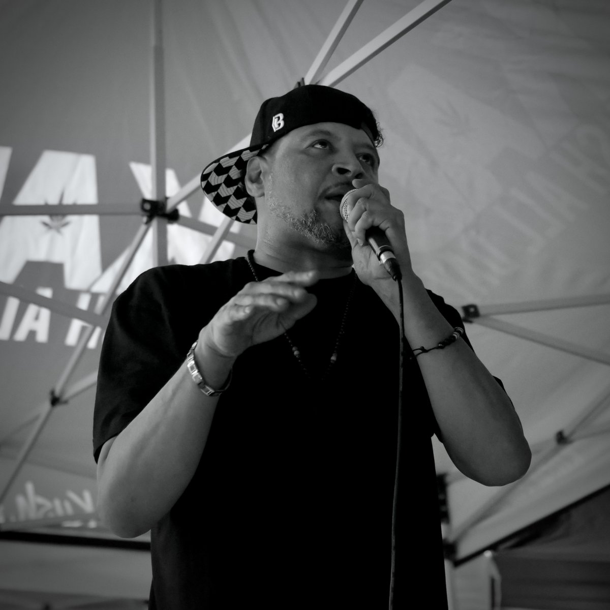 ShamesWorthy's tweet photo. @myka9 styling on 'em @thopfest. #ayemraydio #keepthefeel #ktfent
#projectblowed #freestylefellowship #micmasters #itsalllove #itsalllove #ShamesWorthyMedia https://t.co/0brCmE3llU