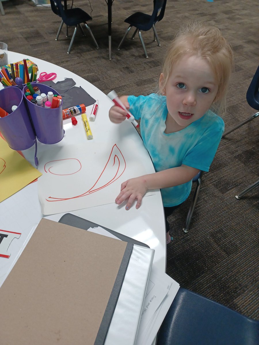 Kinderglott's tweet photo. The life of a #teacherskid, Elyse made her own entertainment while mommy met with parents at Open House.#LRENoFinishLine https://t.co/n3dzsoCIjv