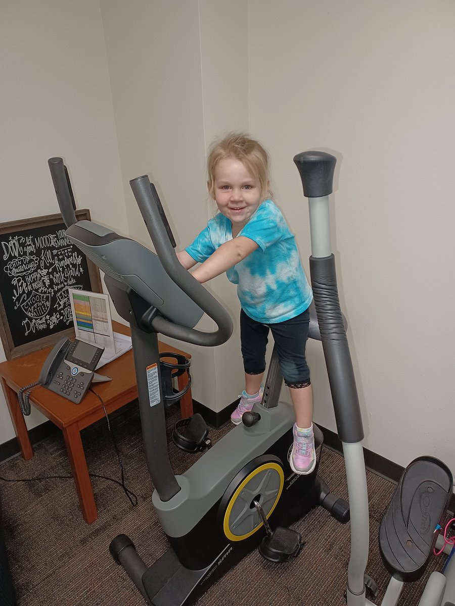 Kinderglott's tweet photo. The life of a #teacherskid, Elyse made her own entertainment while mommy met with parents at Open House.#LRENoFinishLine https://t.co/n3dzsoCIjv