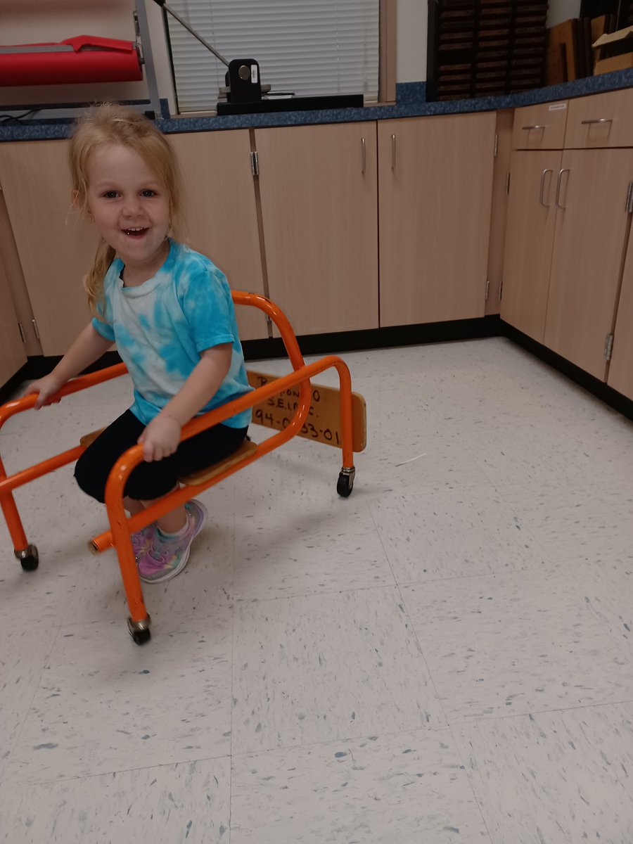 Kinderglott's tweet photo. The life of a #teacherskid, Elyse made her own entertainment while mommy met with parents at Open House.#LRENoFinishLine https://t.co/n3dzsoCIjv