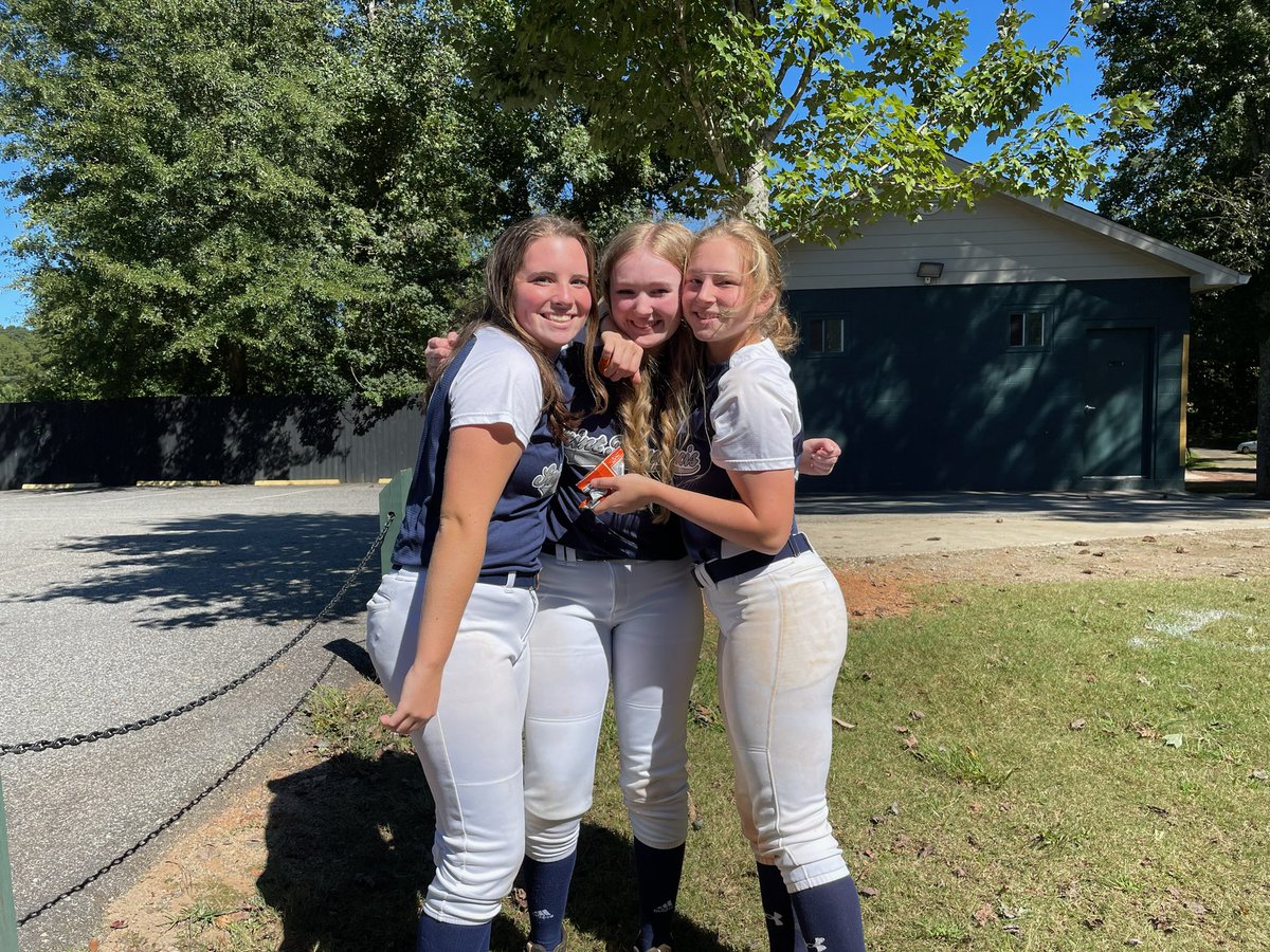 WarshawBell's tweet photo. Had an amazing senior night tonight. I love my SF family so much. Several singles at the plate tonight and a walk. Proud of my Knights. Congrats to our Hannah Baker and Maddie Loud. #sfsoftball #proud https://t.co/1Rt3ZxYjm1