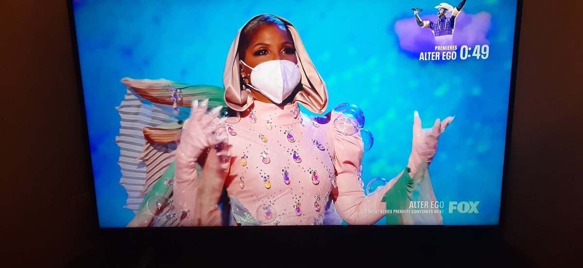 KnightGirlSarah's tweet image. OMG! I had no idea! Not only performing in a hot custome, but also masked! @tonibraxton you're amazing! #PufferfishMask #TheMaskedSinger @MaskedSingerFOX @JennyMcCarthy @kenjeong @NicoleScherzy