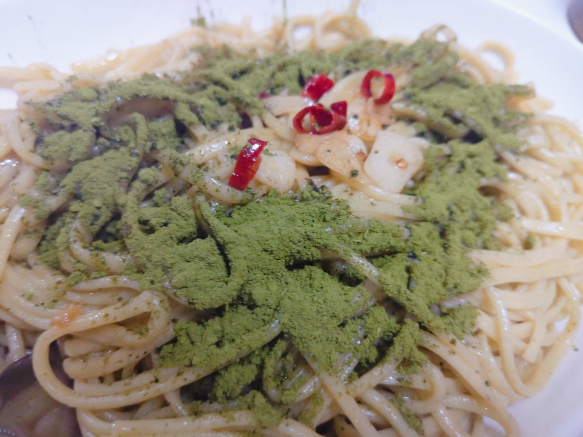 ShoWatanabe619's tweet photo. " モリンガパスタ "の試食
今後,ネットショップ「base」でも販売していく予定のモリンガパスタでペペロンチーノを作ってみました!
私は,追加モリンガして食べました笑
パスタは野菜が取れないので,どうにかならないかなという発想からモリンガパスタを研究しています🤔
#MoreLab
#おうちごはん https://t.co/rx7mdwVWCx