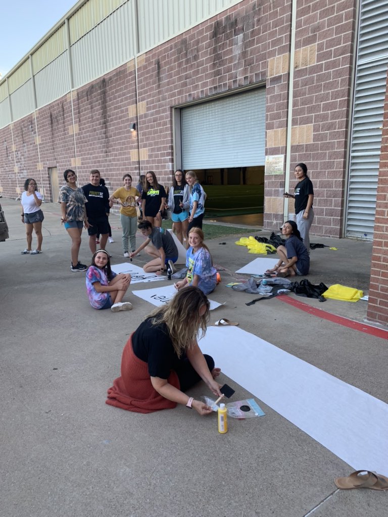 ForneyHSXC's tweet photo. Float decorating. All hands on deck! @Forney_Rabbits @ForneyAthletics https://t.co/MUVAiIhPeH