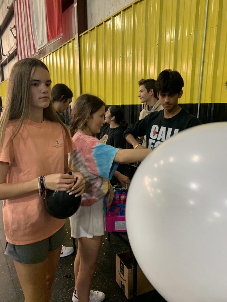 ForneyHSXC's tweet photo. Float decorating. All hands on deck! @Forney_Rabbits @ForneyAthletics https://t.co/MUVAiIhPeH