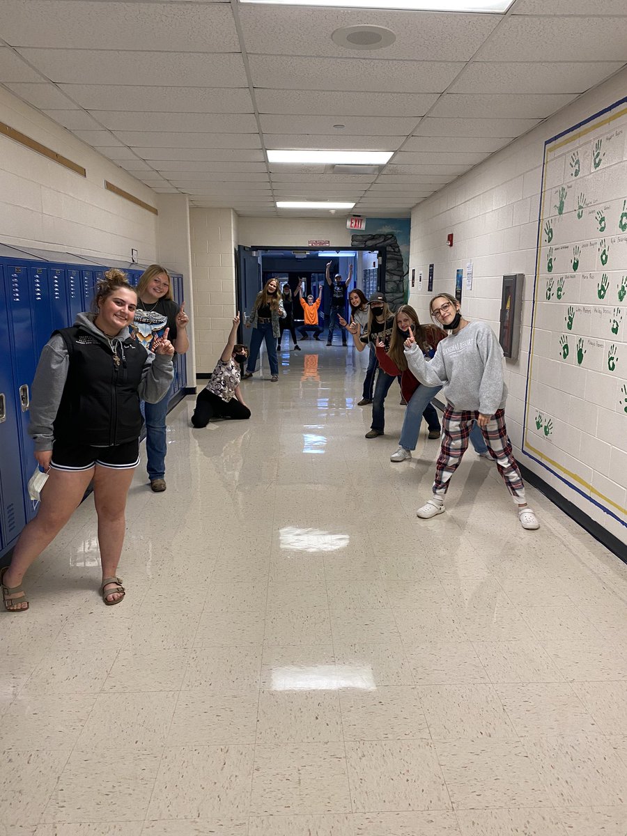 kanelandffa's tweet photo. Clean sweep at the Horticulture CDE! Kaneland in 1st as a team, with individual placers being Georgia Harvell (1st), Lillian (2nd), Amber Bauer (3rd), Ty Vaughn (4th), Annalise Rios (5th), Marisa Urban (7th), Dylan Hawkins (10th) 🌼 https://t.co/kCjgzP6xWJ