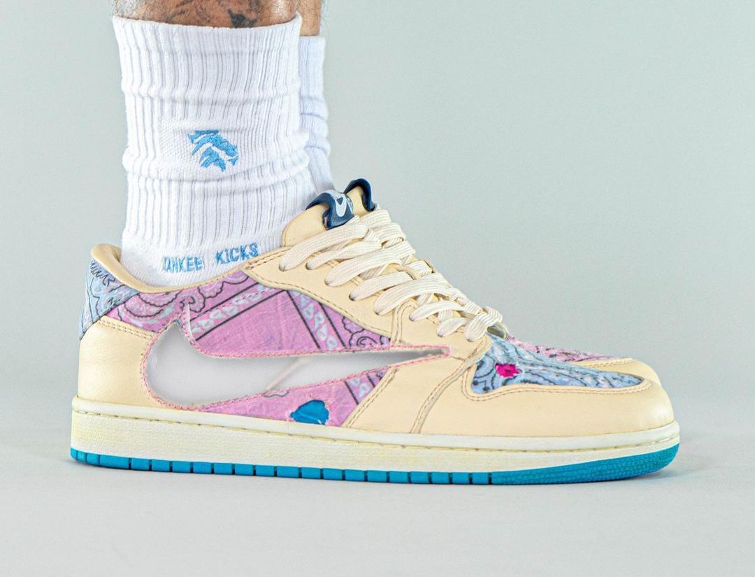JustFreshKicks's tweet photo. Travis Scott x Air Jordan 1 Low customs 🦄 https://t.co/MyLEhvQiw7