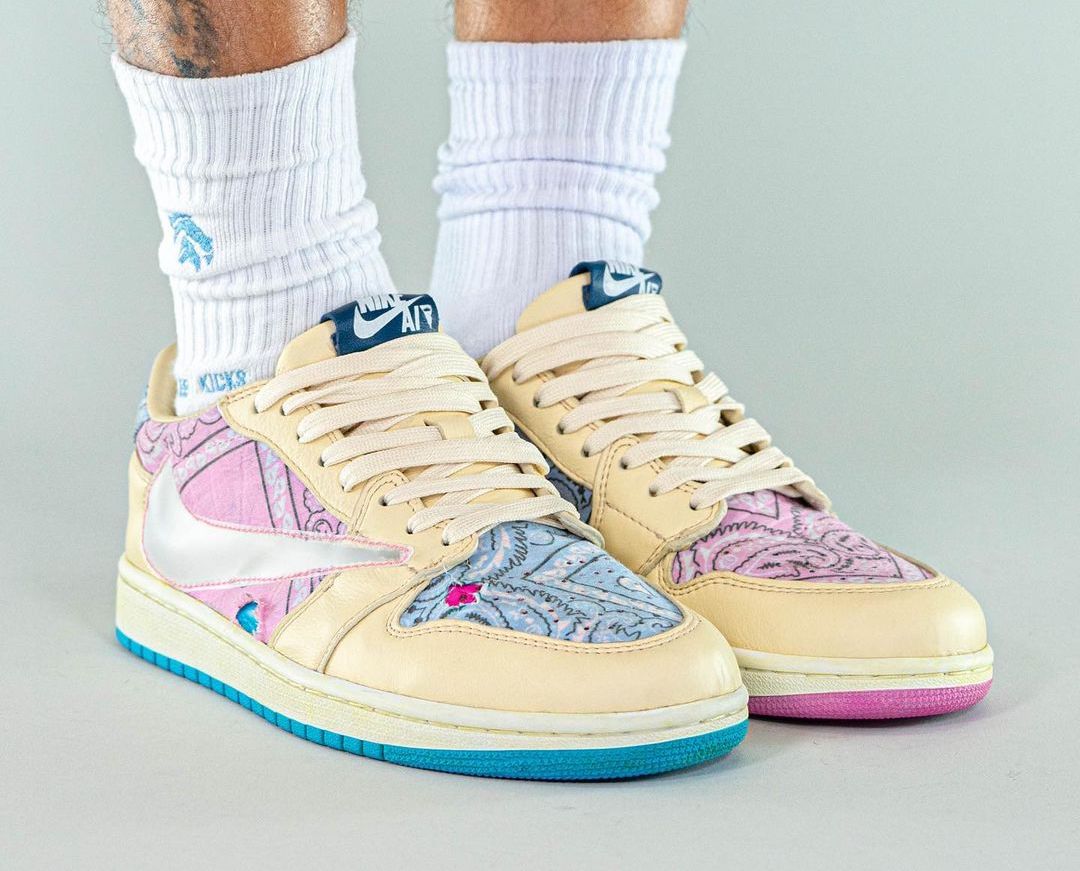 JustFreshKicks's tweet photo. Travis Scott x Air Jordan 1 Low customs 🦄 https://t.co/MyLEhvQiw7