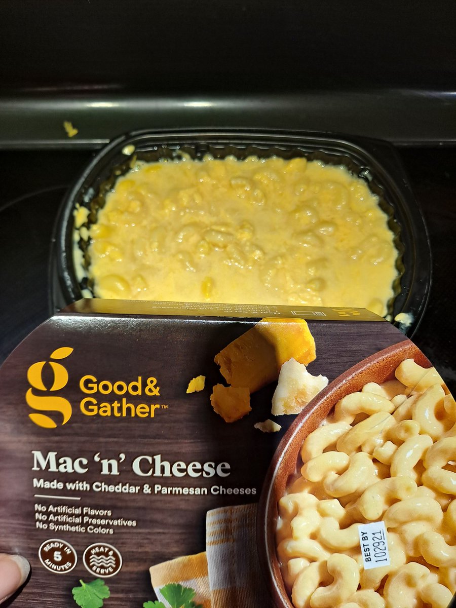 yourfavDawn's tweet photo. The pic looks better than the reality. 2 pkgs of refrigerated mac were frozen meaning they heated up to a globby, watery disaster instead of a yummy comfort food. But that's you expect from the local @Target that is poorly run. 1/ https://t.co/MCLxVMKByT