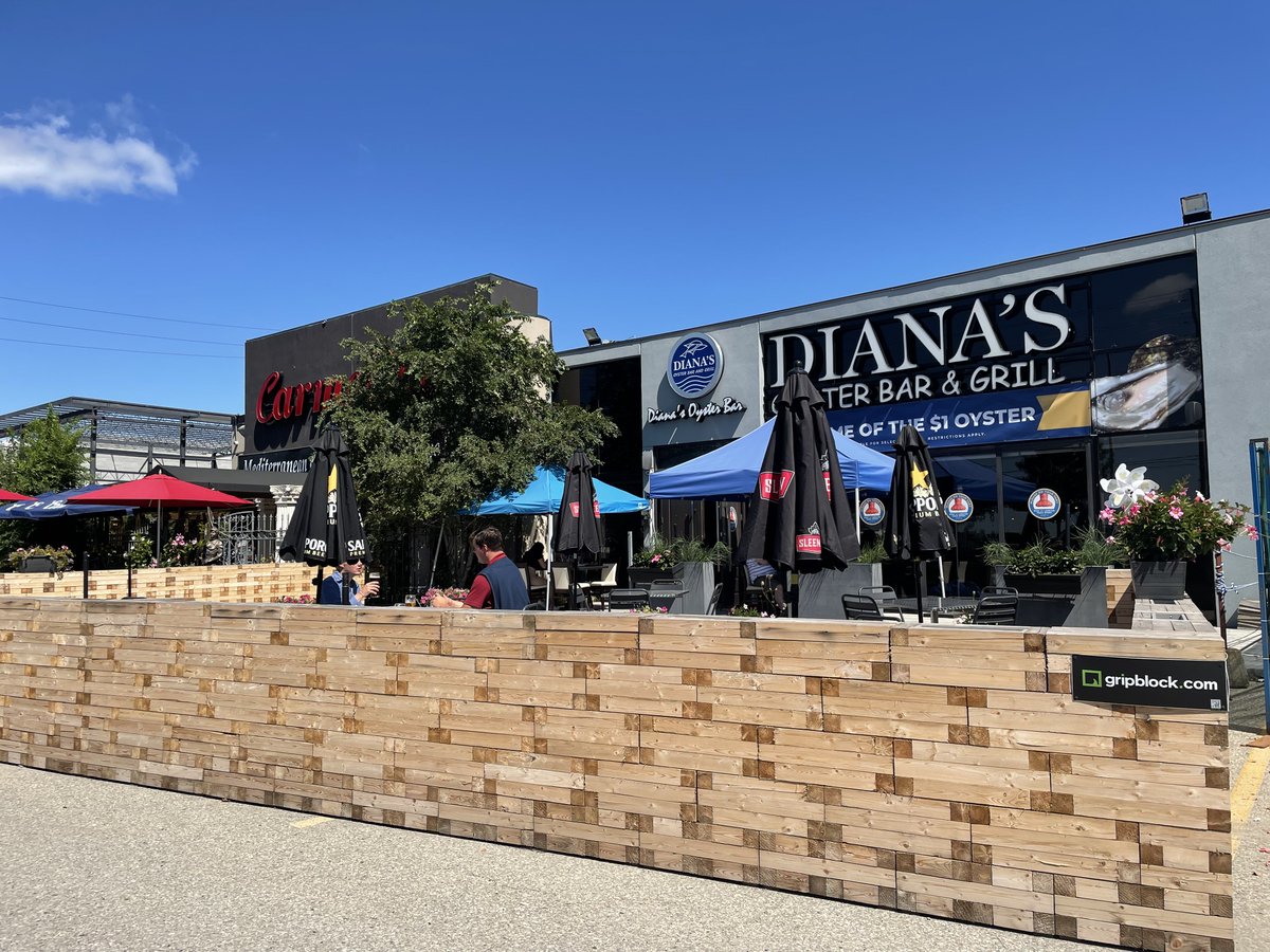 GRIPMetalTech's tweet image. Check out this exquisite setup at Diana's Oyster Bar the next time you're craving oysters. Looking for your next restaurant patio solution? Contact us today! Link in bio! #gripmetal #gripblock #patio #relaunchlocalbusiness #buildbackbetter #safetywall #toronto #dianaoysterbar