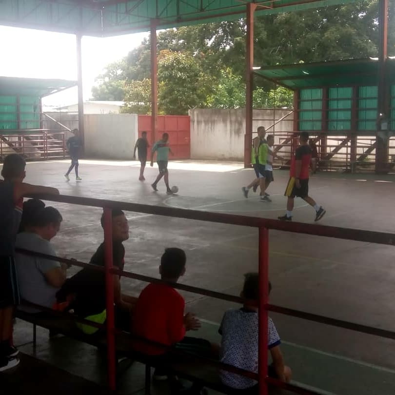 Preparatorias a los juegos interinstitucionales #sucre en las disciplinas de fútbol sala y voleibol mixto, la jornada Institucional fue entre docentes del municipio Sucre y Personal del #IAMD #MaduroNuestraVozAnteLaONU
<a href="/MervinMaldonad0/">Mervin Maldonado</a>
@Mppjd_
@irayluzpsuV
@perez_psuv