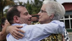 YanetDCuba2020's tweet photo. Triste noticia el fallecimiento este #JuevesMartiano de Magalis Llort, madre del Héroe de la República de #Cuba @fernando5hicap. Luchó incansablemente junto al pueblo y la solidaridad por el regreso de los Cinco a la Patria.

✍️ "Los brazos de las madres son cestos floridos". 🌹 https://t.co/LTD8eTIaD0