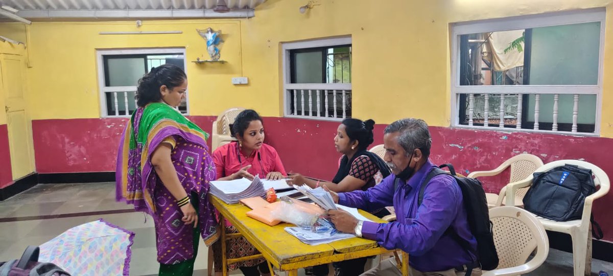 Vrutti_Catalyst's tweet photo. Our #FishMARC vertical has initiated enrolment for women fish vendors in socialsecurity schemes - PMSBY, PMJJBY, APY in 3 markets of Mumbai; a city with the highest women fish vendors. 131 women voluntarily came forward.Thanks to @EdelGive for the support.
Thanks to the #banks. https://t.co/KQMWG71CF5