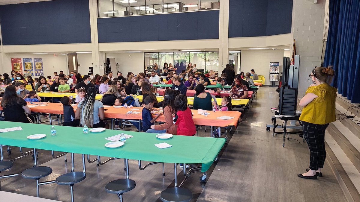 SarahKate6237's tweet photo. My favorite day of kindergarten so far - Donuts with Grown Ups!! My students were SO excited to share a sweet treat and a story with someone special. #growinglieders https://t.co/aLnIZRsjXV
