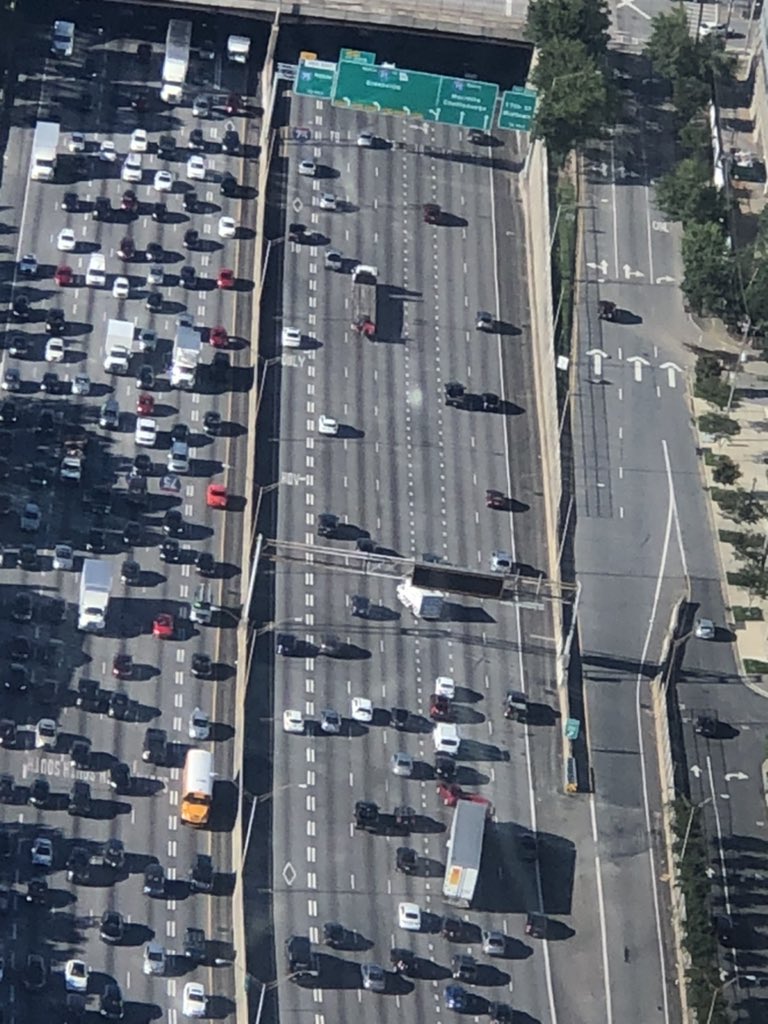 DougTurnbull's tweet image. ⚠️ TRAVEL ADVISORY Atlanta: I-75/85/nb near 10th (Exit 250), crash two center lanes. Delays stank even worse from Hwy. 166. Take W Peachtree or Northside. #ATLtraffic wsbradio.com/traffic