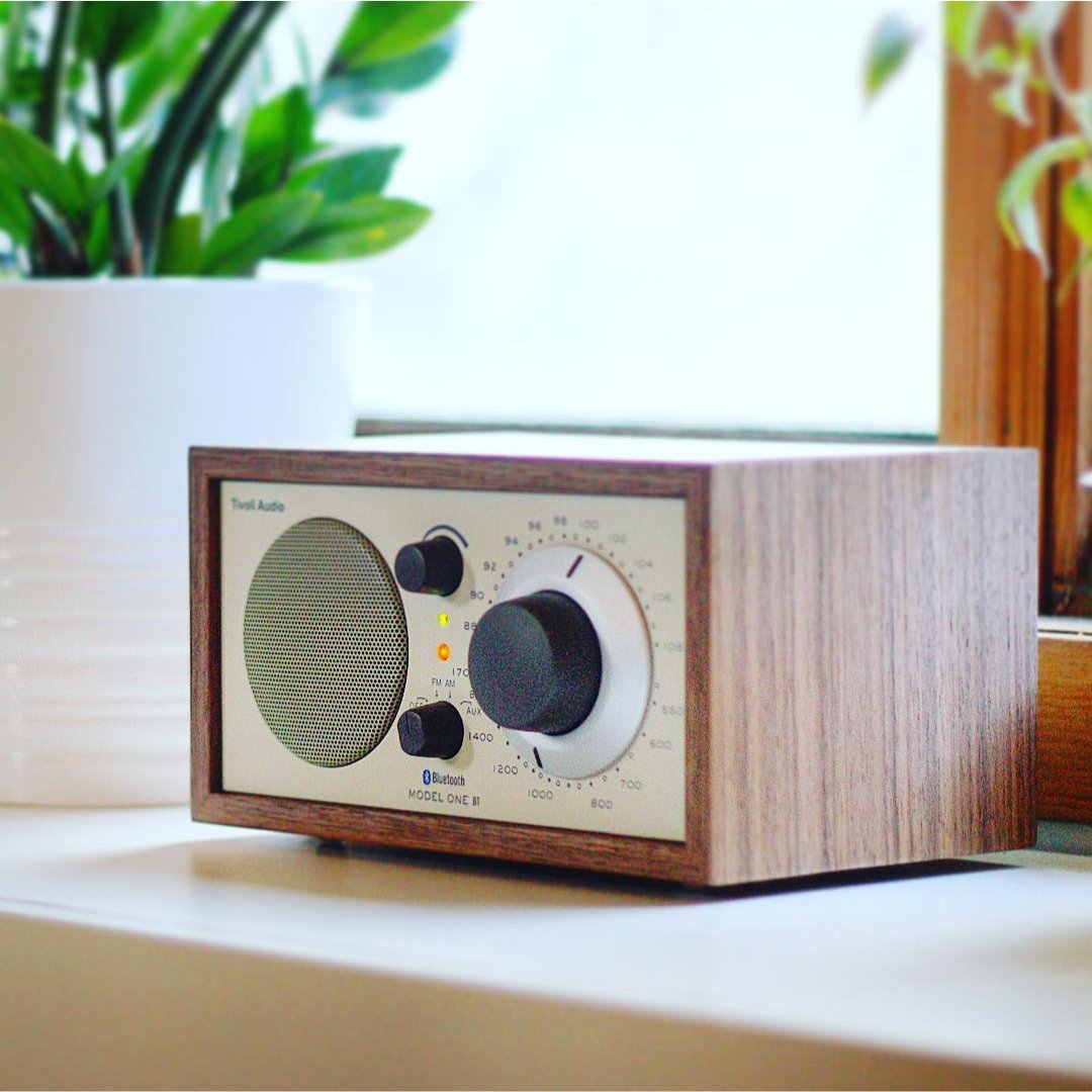 TivoliAudio's tweet photo. Turn up the dial on your nearest Model One — the weekend starts now!
📸 : gbgrafikk on IG
.
.
.
.
#midcenturystyle #midcenturymix #tivoliaudio #modeloneBT #retroradio #interior #minimaldecor #apartmenttherapy #tbt #spotifyplaylist #songoftheday #vintage #throwbackthursday https://t.co/6IxeWEvozA
