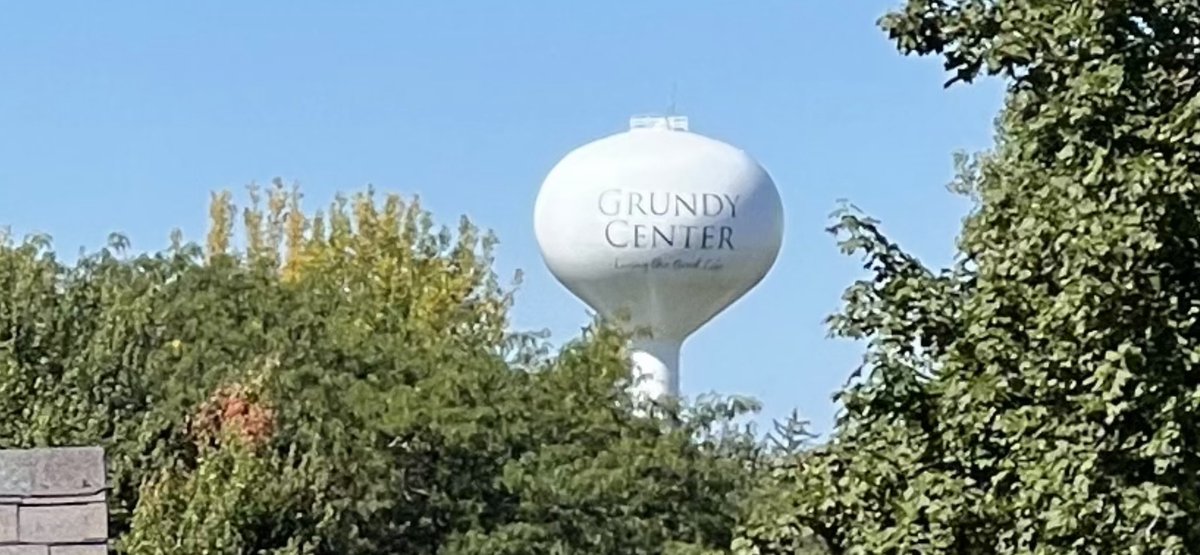 EdWilsonWX13HD's tweet photo. Blue sky over Grundy Center today perfect for doing some gutter cleaning. @WHOWeather #Chores #HelpingDad https://t.co/Dmnfo3dTUw